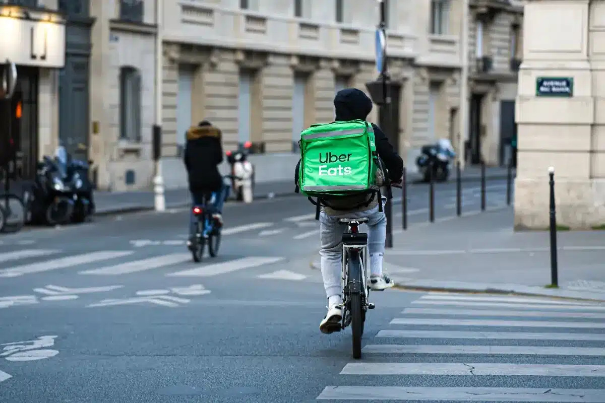 Les livreurs Uber Eats verront leur salaire horaire minimum augmenter de 20 %, une confirmation officielle.