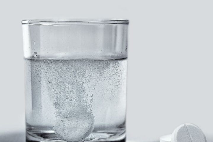 Les médicaments effervescents se dissolvent-ils plus rapidement que les comprimés classiques ?