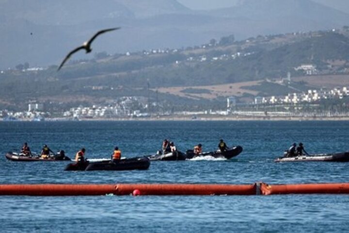 L'Espagne met en place une barrière flottante de 500 mètres à Ceuta après l'afflux de 60 000 migrants