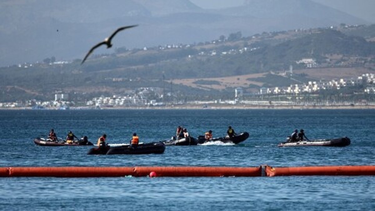 L'Espagne met en place une barrière flottante de 500 mètres à Ceuta après l'afflux de 60 000 migrants