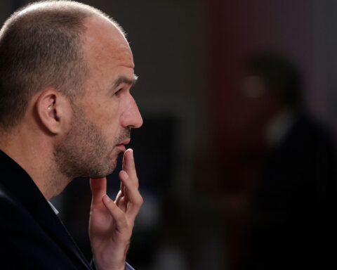 Manuel Bompard invite Monique Barbut à débattre lors des universités d'été de LFI à Valence