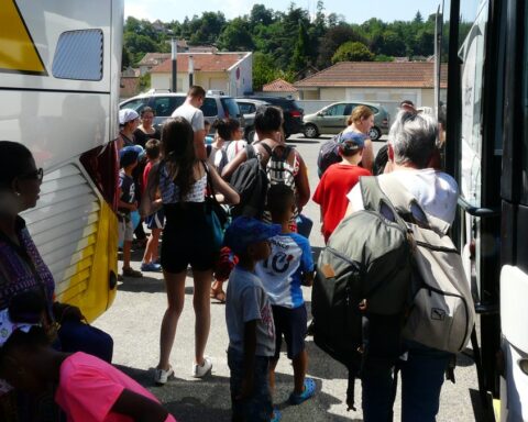 Maurice et Anne-Marie Jean font un don de 20 000 euros au Secours populaire pour des enfants défavorisés