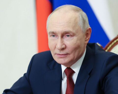 Moscou intensifie ses ingérences dans la présidentielle française de 2027, visant Philippe, Attal et Glucksmann