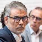 Olivier Faure critique Macron pour son jet ski pendant la canicule en France