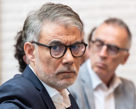 Olivier Faure critique Macron pour son jet ski pendant la canicule en France