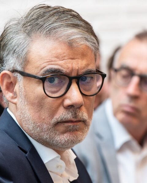 Olivier Faure critique Macron pour son jet ski pendant la canicule en France