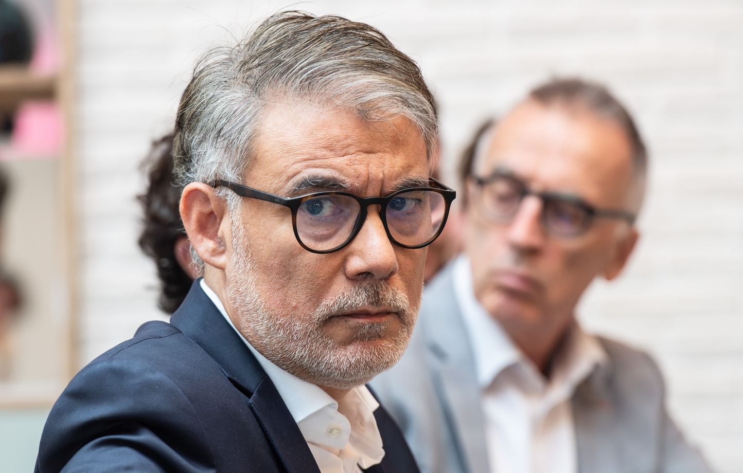 Olivier Faure critique Macron pour son jet ski pendant la canicule en France