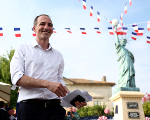 Opération de déstabilisation russe visant Raphaël Glucksmann et Léa Salamé révélée