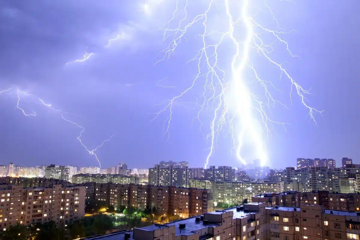 Orages : grêle de 5 cm et tornades menacent 23 départements français.