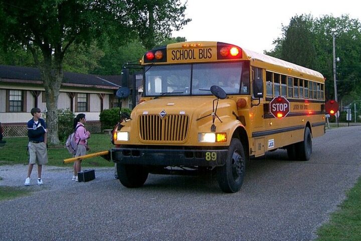 Oubli d'une fillette de 4 ans dans un bus scolaire au Texas pendant la canicule