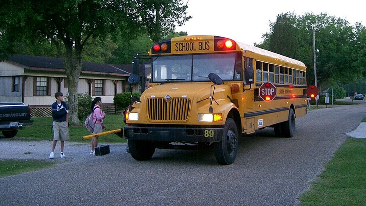 Oubli d'une fillette de 4 ans dans un bus scolaire au Texas pendant la canicule