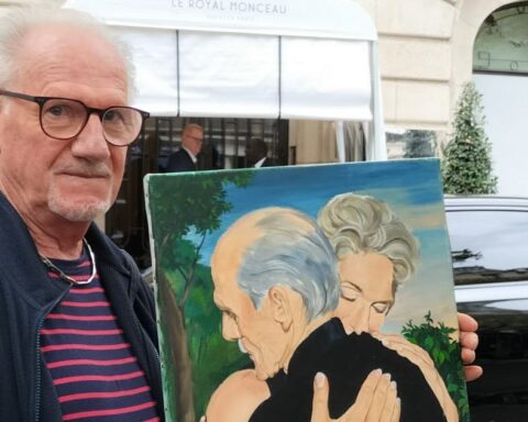 Paris : les fans de Céline Dion compréhensifs malgré son absence devant le Royal Monceau
