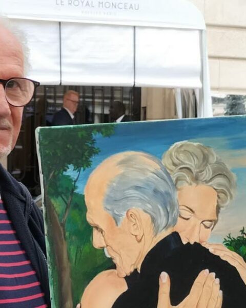 Paris : les fans de Céline Dion compréhensifs malgré son absence devant le Royal Monceau