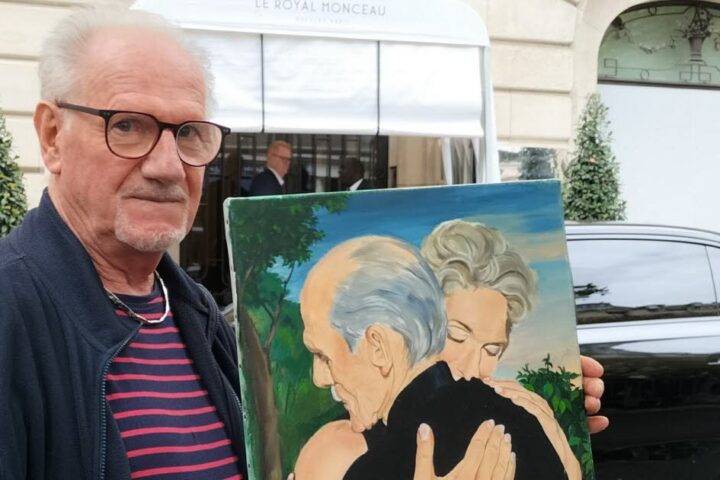 Paris : les fans de Céline Dion compréhensifs malgré son absence devant le Royal Monceau