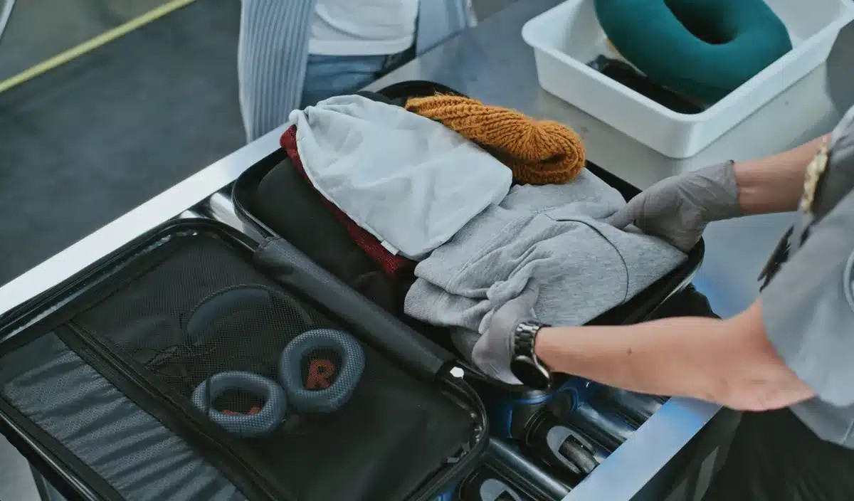 Pourquoi certains passagers ne doivent plus sortir leurs liquides au contrôle de sécurité : des règles inégales selon les voyageurs.