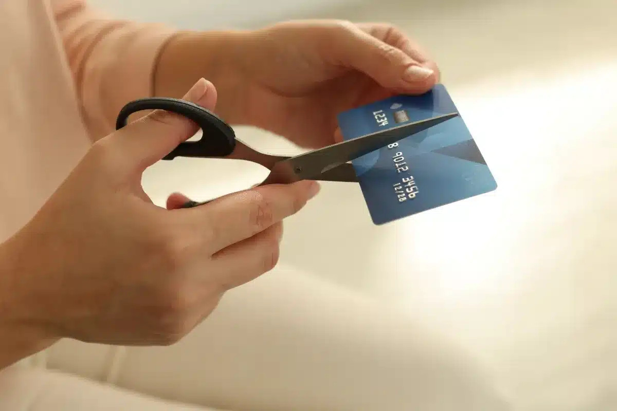 Pourquoi il est crucial de ne jamais couper votre carte bancaire périmée avec des ciseaux : les banquiers révèlent des informations essentielles.