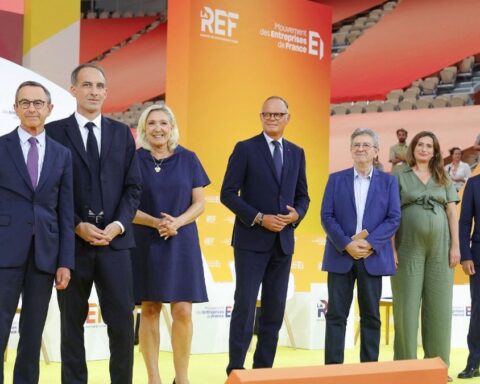 Présidentielle 2027 : les candidats débattent des salaires et de la dette à Roland-Garros