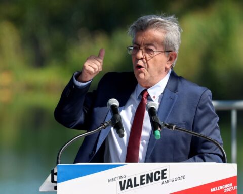Présidentielle 2027 : Mélenchon et Le Pen pourraient s'affronter au second tour, selon un sondage