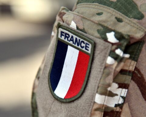 Procédure disciplinaire contre des soldats français ayant posé avec un drapeau rhodésien