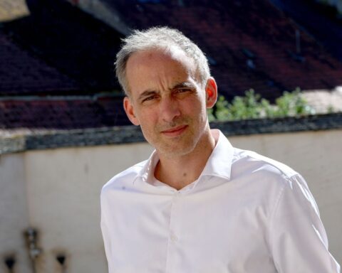 Raphaël Glucksmann accuse les services russes de tenter de déstabiliser l'élection présidentielle de 2027