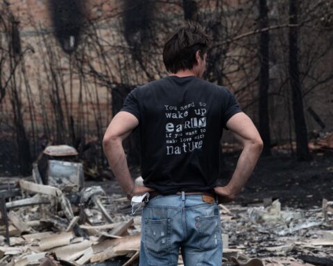 Retour des résidents évacués dans le Porge après les incendies de forêt en Gironde