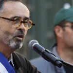 "Robert Ménard, maire de Béziers, suscite la controverse avec une campagne d'affichage provocatrice"