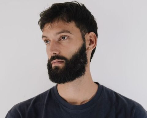 Robin Tutenges, ancien moine devenu photoreporter de guerre, reçoit le Prix Camille Lepage à Perpignan