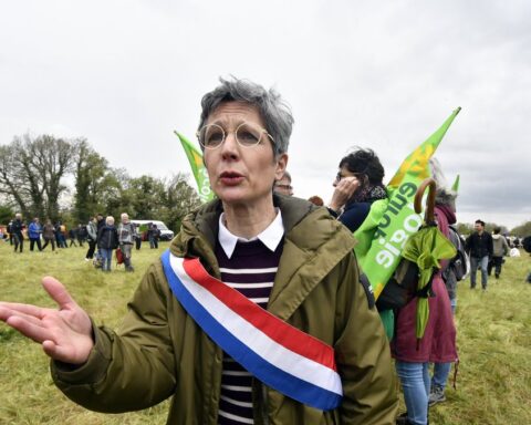 Sandrine Rousseau appelle à l'affrontement physique, provoquant la colère des chasseurs en France