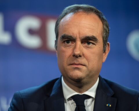 Sébastien Lecornu face à une motion de censure des écologistes après des déclarations sur la canicule