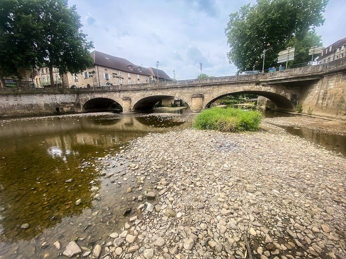 Sécheresse extrême à Figeac : mesures d'urgence en préparation pour éviter une crise d'eau potable
