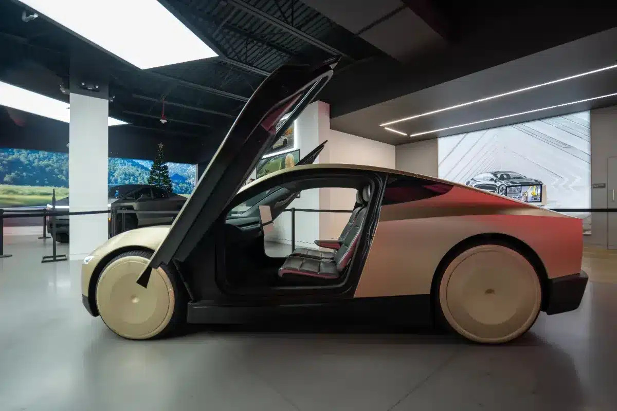 Tesla installe une antenne Starlink dans le Cybercab, suscitant des interrogations parmi les ingénieurs sur son utilité.