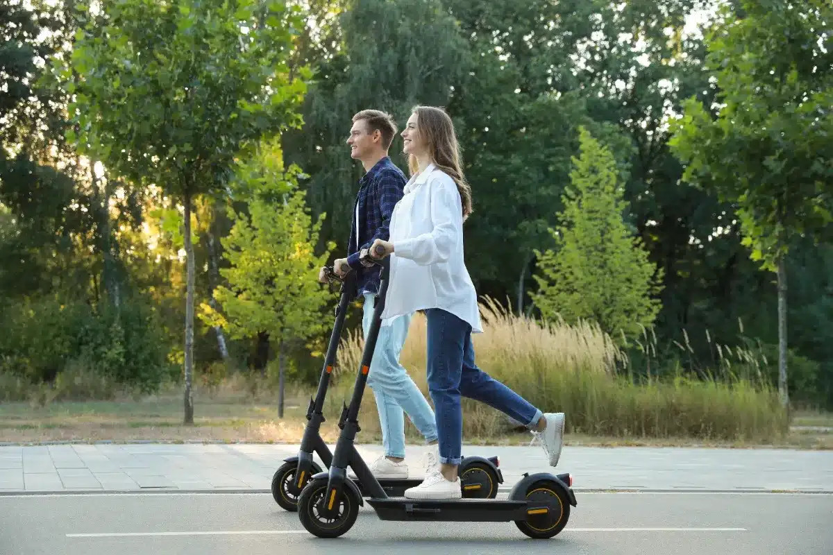 Trottinettes électriques : le port du casque et du gilet réfléchissant désormais obligatoire dans plusieurs villes, êtes-vous concerné ?