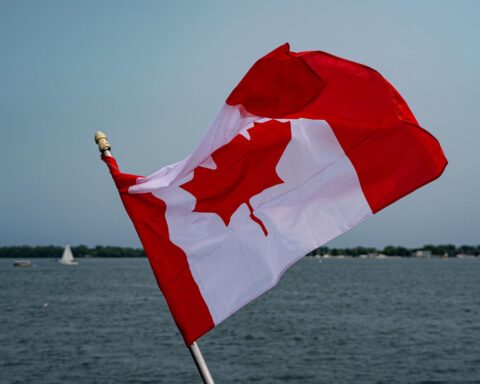 Trump propose de renommer le lac Ontario alors que les tensions avec le Canada s'intensifient