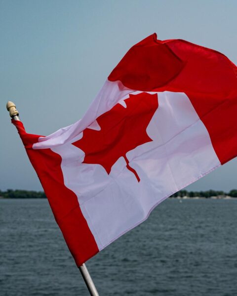 Trump propose de renommer le lac Ontario alors que les tensions avec le Canada s'intensifient