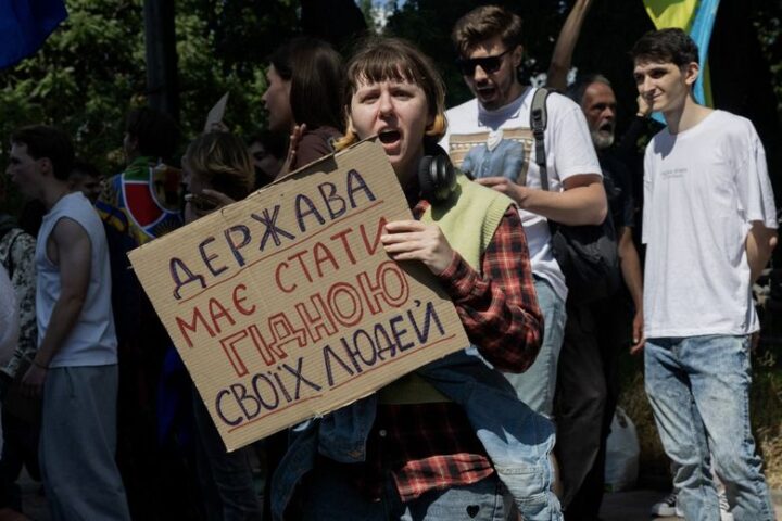 Ukraine : l'ex-ministre Mykhaïlo Fedorov appelle à des élections en pleine loi martiale
