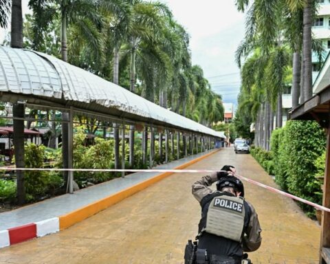 Un adolescent armé tue huit personnes, dont six dans un lycée près de Bangkok
