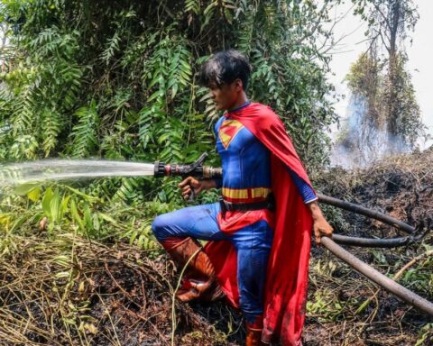 Un adolescent en Superman combat les incendies à Bornéo, mettant en lumière la crise écologique en Indonésie