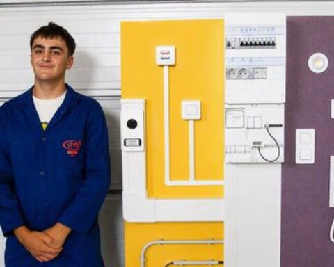 Un apprenti albigeois de 17 ans remporte la médaille d'or nationale en électricité
