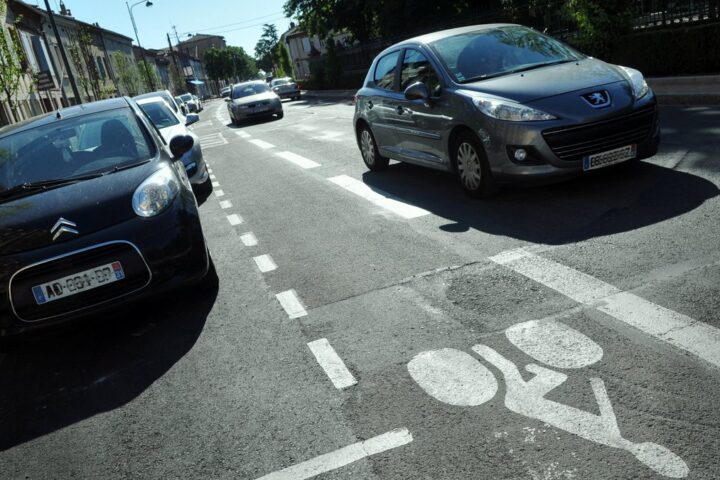 Un automobiliste poignarde un cycliste à Paris après une altercation, la victime est dans un état critique