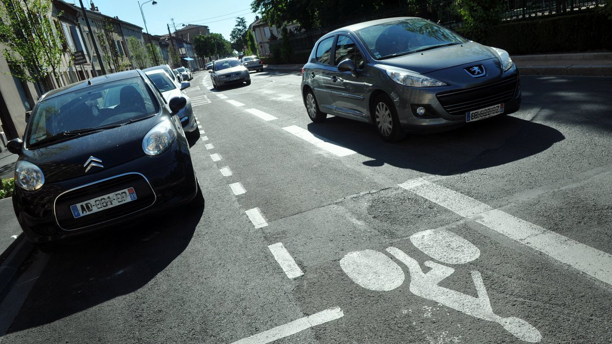 Un automobiliste poignarde un cycliste à Paris après une altercation, la victime est dans un état critique