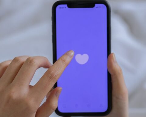 Un Britannique escroque plus de 81 000 euros à des femmes sur Tinder en prétendant avoir un cancer