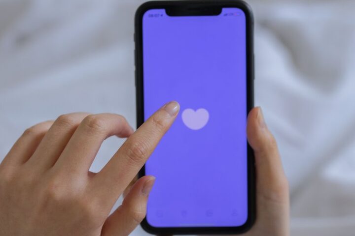 Un Britannique escroque plus de 81 000 euros à des femmes sur Tinder en prétendant avoir un cancer