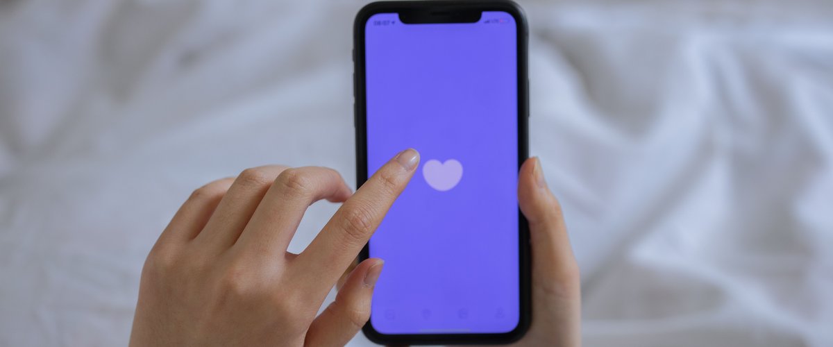 Un Britannique escroque plus de 81 000 euros à des femmes sur Tinder en prétendant avoir un cancer