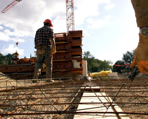 Un chef de chantier licencié pour alcool au travail obtient gain de cause contre son employeur