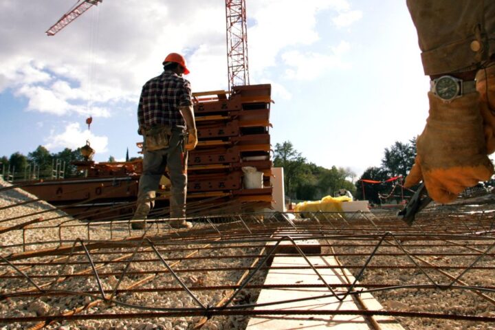 Un chef de chantier licencié pour alcool au travail obtient gain de cause contre son employeur