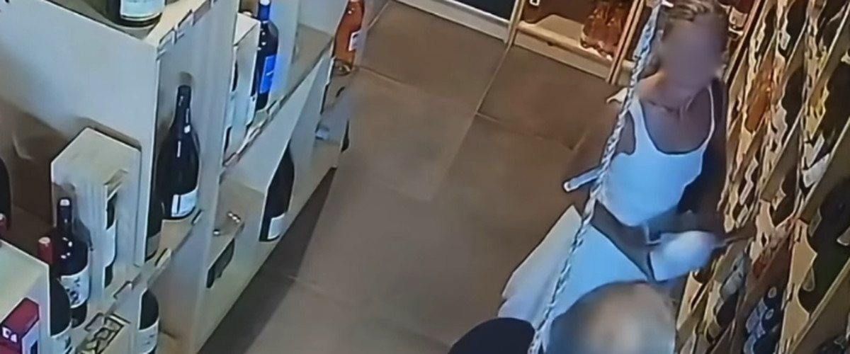 Un commerçant d'Agde exhibe les visages d'un couple soupçonné de vol de champagne dans son magasin