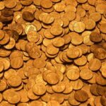 Un couple découvre un trésor de pièces anciennes lors de travaux de rénovation en Angleterre