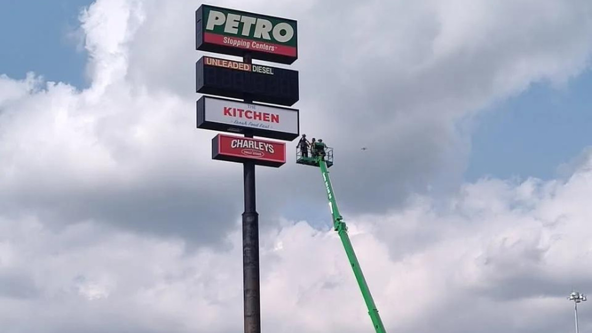 Un électricien secouru après avoir été bloqué six heures dans un panneau publicitaire en Illinois