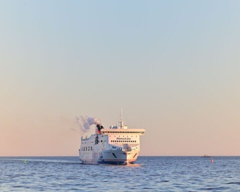 Un ferry en Indonésie prend feu, bilan de cinq morts et 41 disparus, les recherches se poursuivent