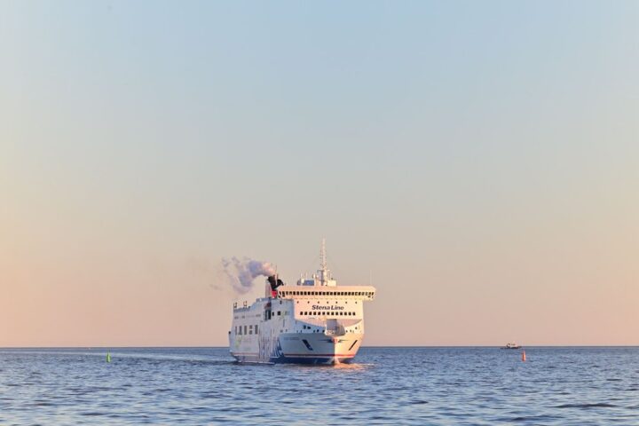 Un ferry en Indonésie prend feu, bilan de cinq morts et 41 disparus, les recherches se poursuivent
